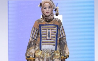 Paduan Tenun dan Batik Shibori Dewi Roesdji untuk Jogja Fashion Week 2022