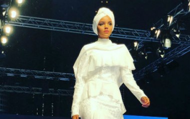 Cerita MUA Carolina Septerita Dandani Halima Aden di Dubai Modest Fashion Week