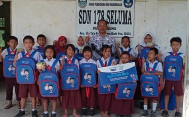 Hansaplast Salurkan Dana Pendidikan & Kesehatan untuk Anak Indonesia